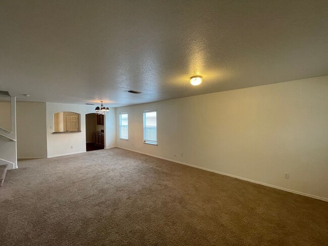 Building Photo - LOTS OF SQUARE FOOTAGE IN THIS 4 BEDROOM H...