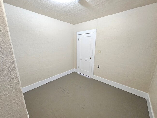 Building Photo - 1802 Cove Ave