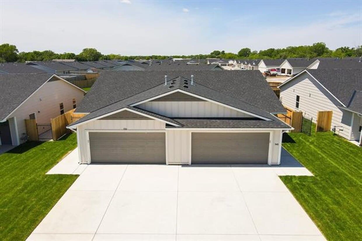 Foto principal - 548-550 W. 50th Ct. S.