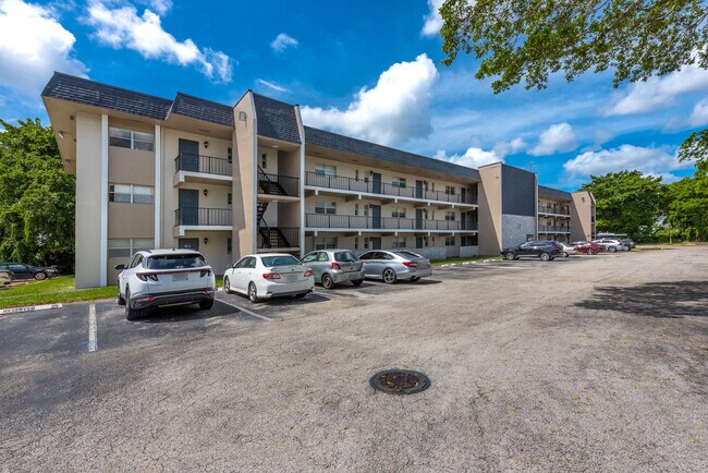 Foto del edificio - 8020 Fairview Dr