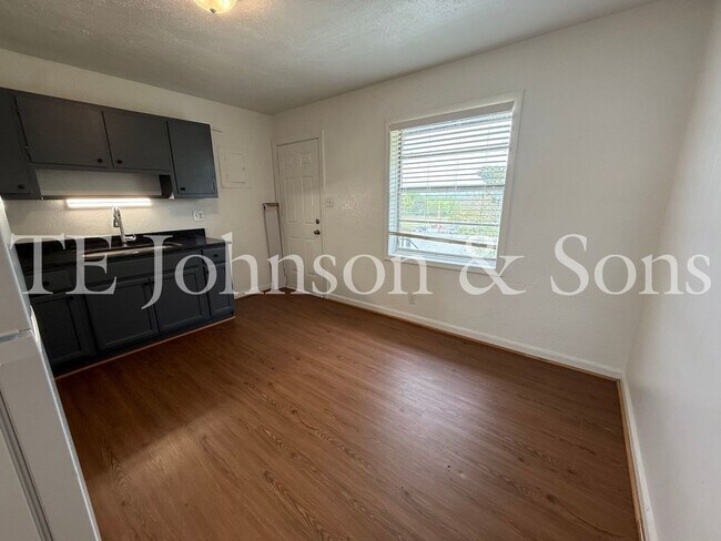 Foto del edificio - Updated Unit with Granite Counters & Off-Street Parking in Winston-Salem