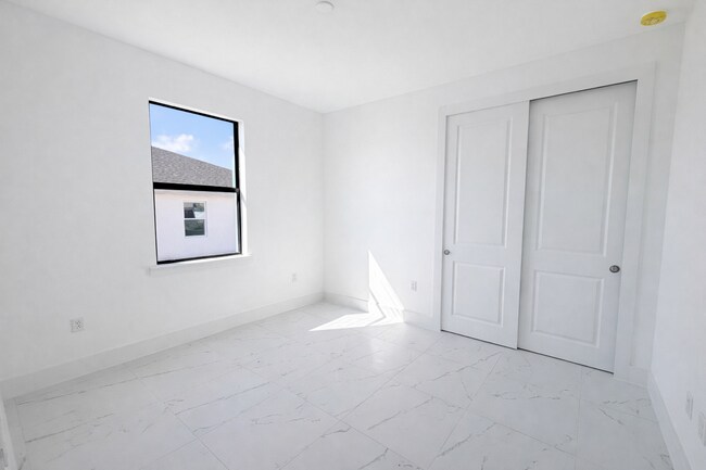 Building Photo - 830 Holmes Ave