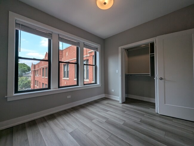 Building Photo - 3943 N Janssen Ave