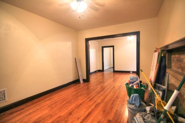 Foto del edificio - This 2 bedroom 1 bath home has been completely refinished with brilliant hardwood floors throughout!