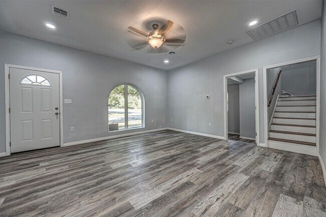Building Photo - Beautifully updated 4 bed / 2 bath home