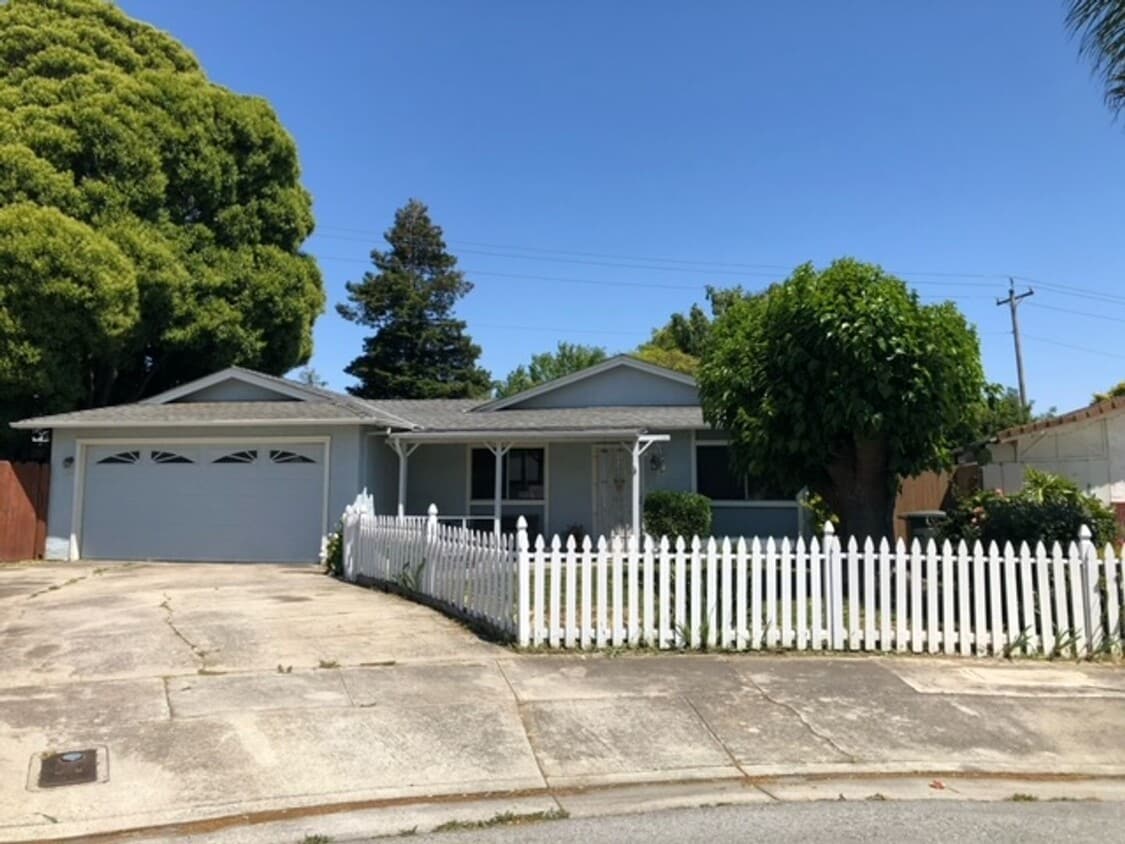 Foto principal - Charming Court Home Near Schools & Parks