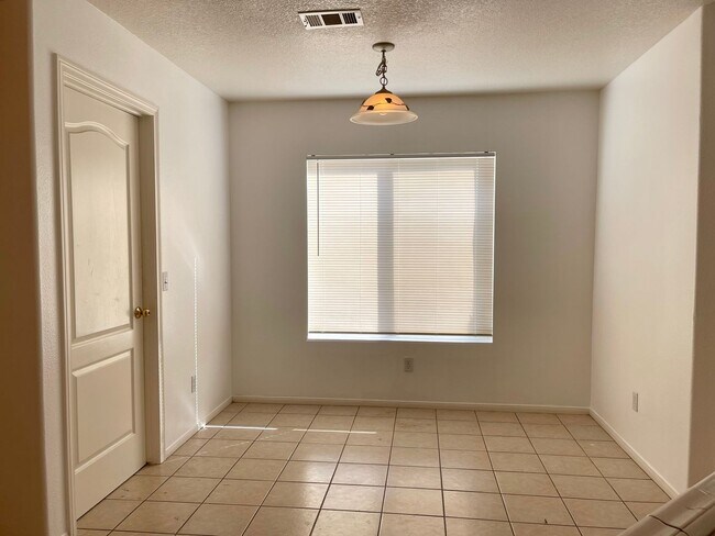 Foto del edificio - 3+2 AVAILABLE NOW!!