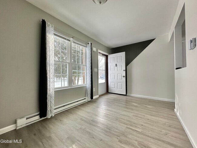 Building Photo - 31 Suncrest Dr