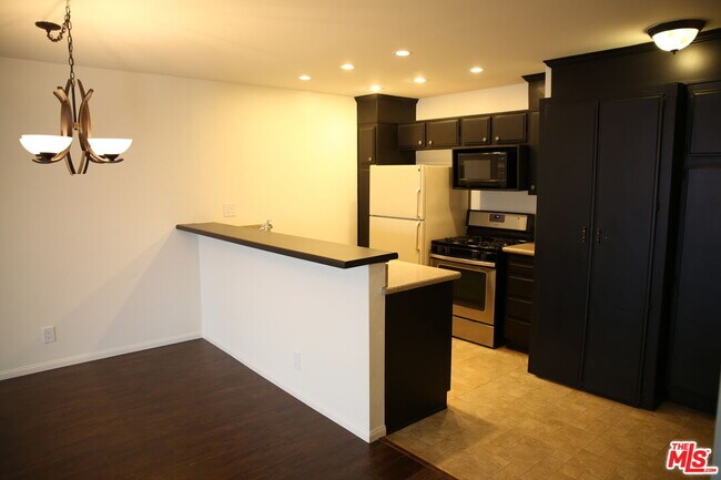 Foto del edificio - 8544 Independence Ave