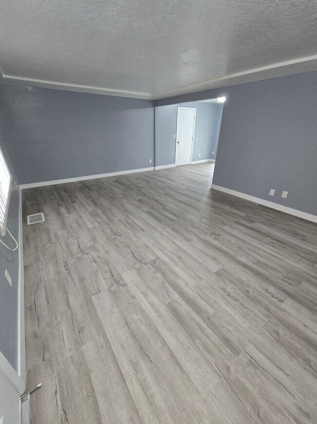 Foto del edificio - All like NEW Inside ! Great walk & bike sc...