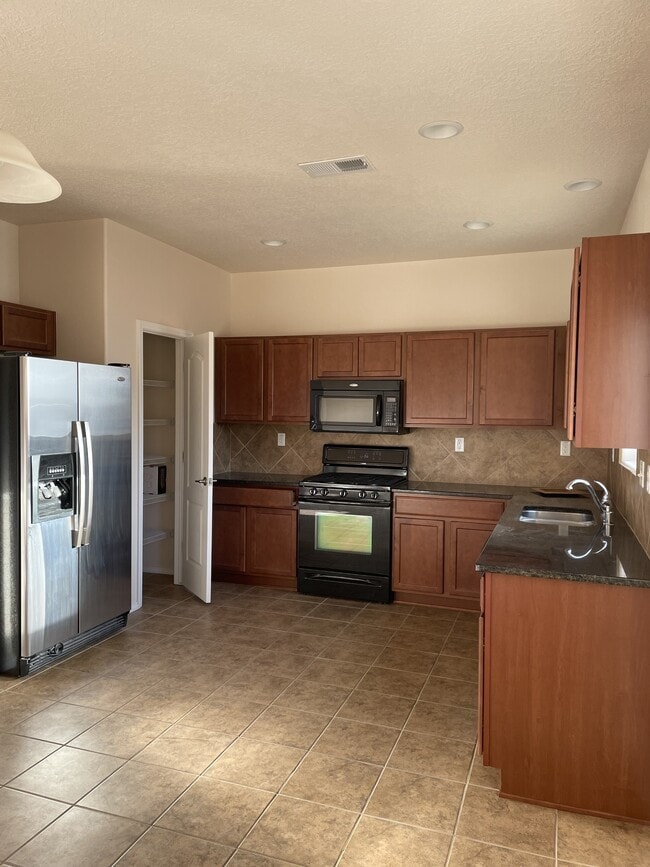 Building Photo - 2230 Vista de Colinas Dr SE
