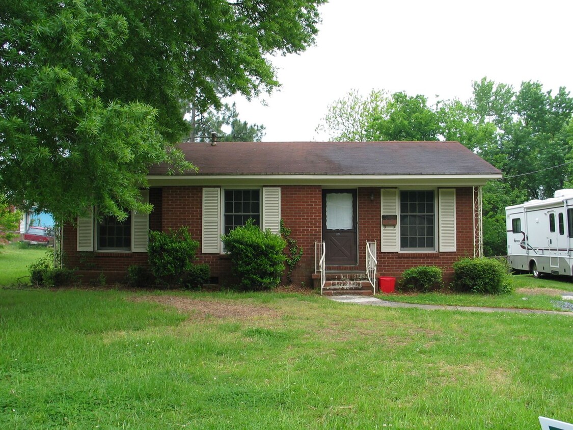 Building Photo - Charming Three Bedroom Home in Brookfield!