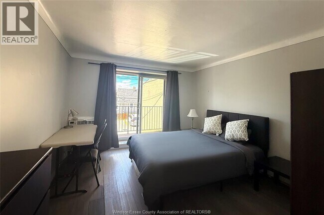 Photo du bâtiment - 2136 Wyandotte St W