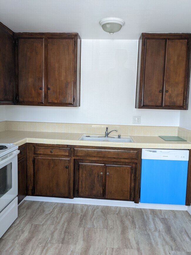 Kitchen - 4725 Buckley Way