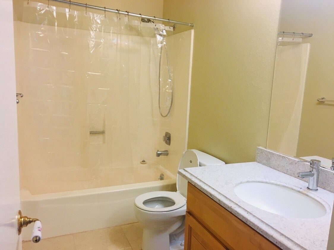 additional full bathroom - 886 Ursa Ln