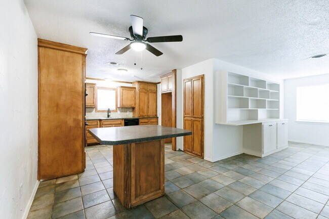 Building Photo - Updated 4 bedroom close to LCU and Tech