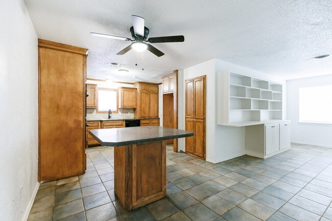 Foto del edificio - Updated 4 bedroom close to LCU and Tech