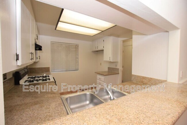Foto del edificio - 3163 Kelp Ln