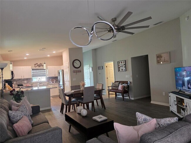Building Photo - 424 Capri Way
