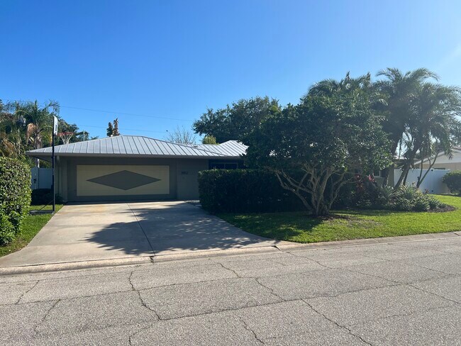 Building Photo - 3052 Tyrone Ln