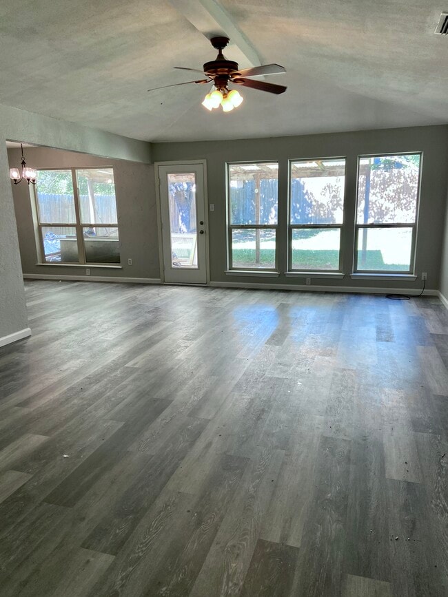 Building Photo - 701 Morning Glory Ln