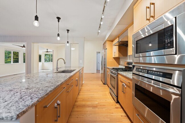 Building Photo - Gorgeous Renovated 3 BD/2.5 Bath+Bonus Roo...