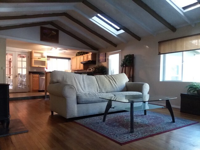 Foto del edificio - 632 N Topanga Canyon Blvd