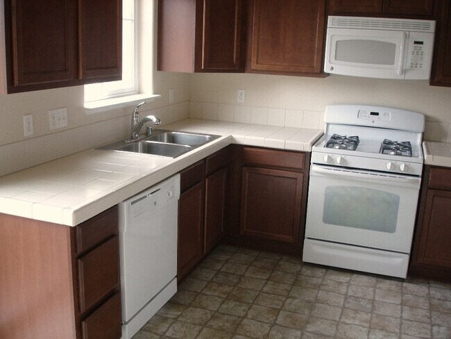 Foto del edificio - Beautiful Two Master Bedroom Townhome Near...