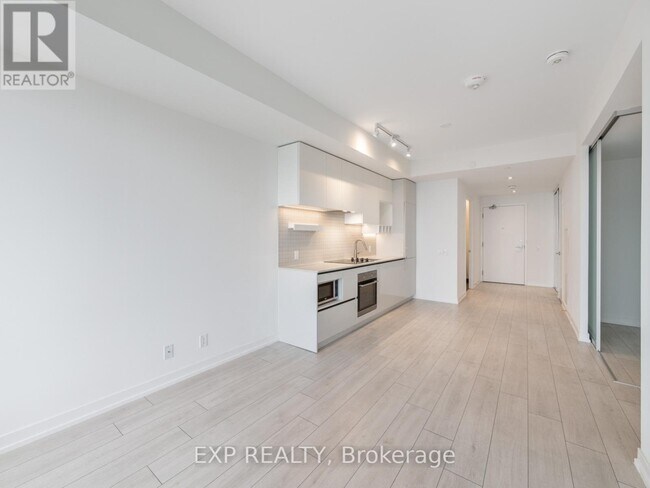 Photo du bâtiment - 898 Portage Pkwy