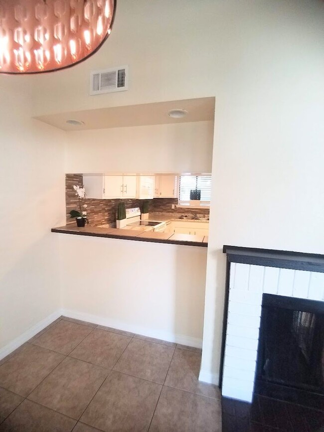 Building Photo - Beautiful 2/2 Towhhouse Feel Condo  x Rent...