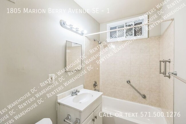 Building Photo - Spacious 1Bd/1Bth + Den apartment – Prime ...