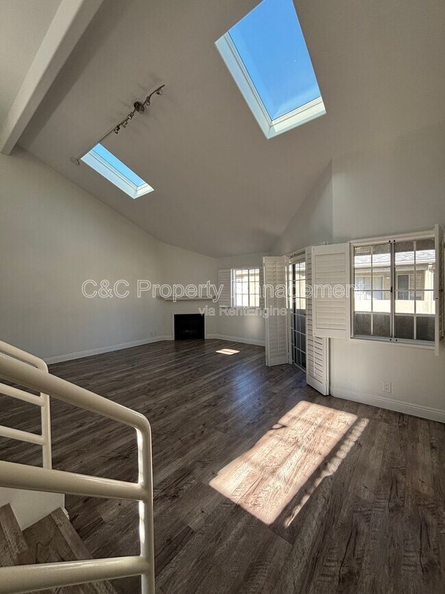 Building Photo - 533 W 23rd St