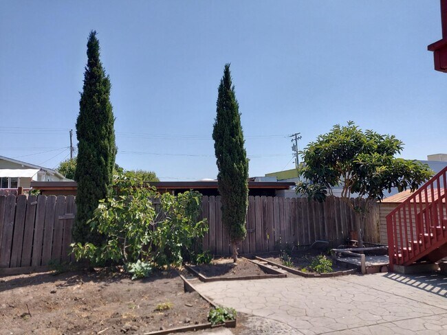 Building Photo - 818 Hensley Ave