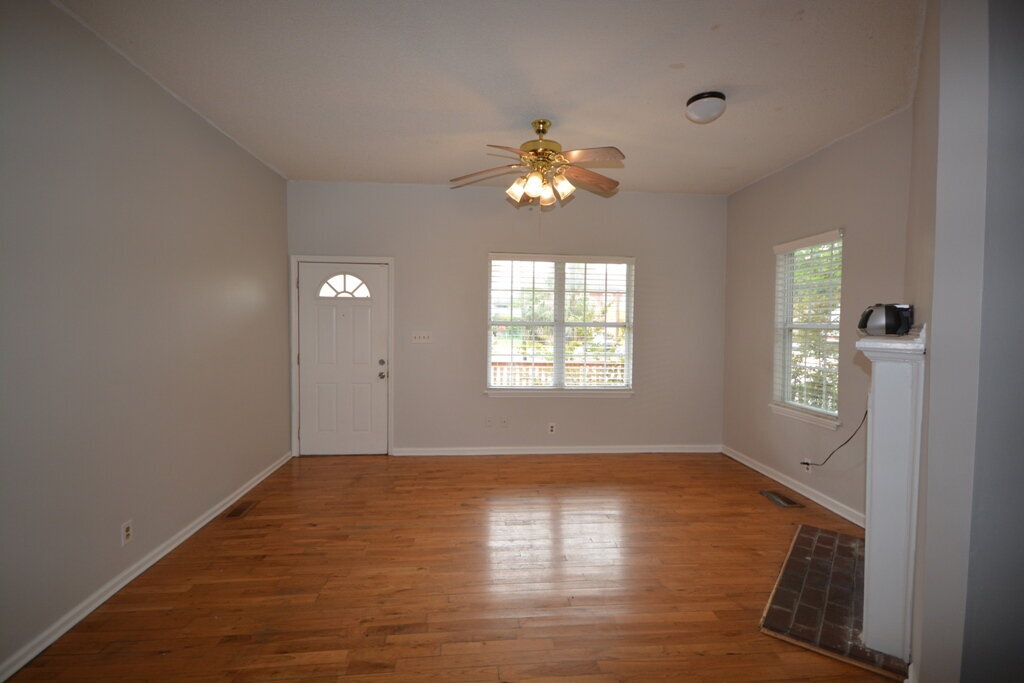 Foto principal - "Charming 3-Bedroom Retreat with Hardwood ...