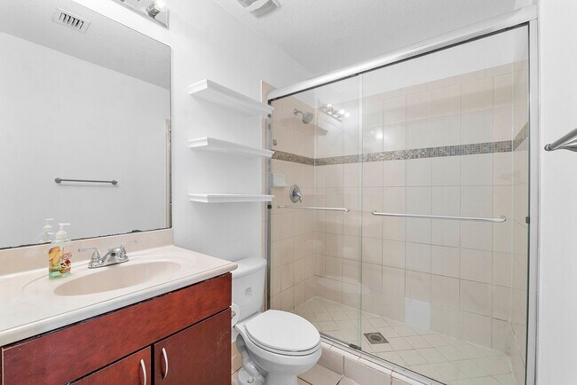Foto del edificio - LARGE 3-bed, 3-bath townhome with 2-car ga...