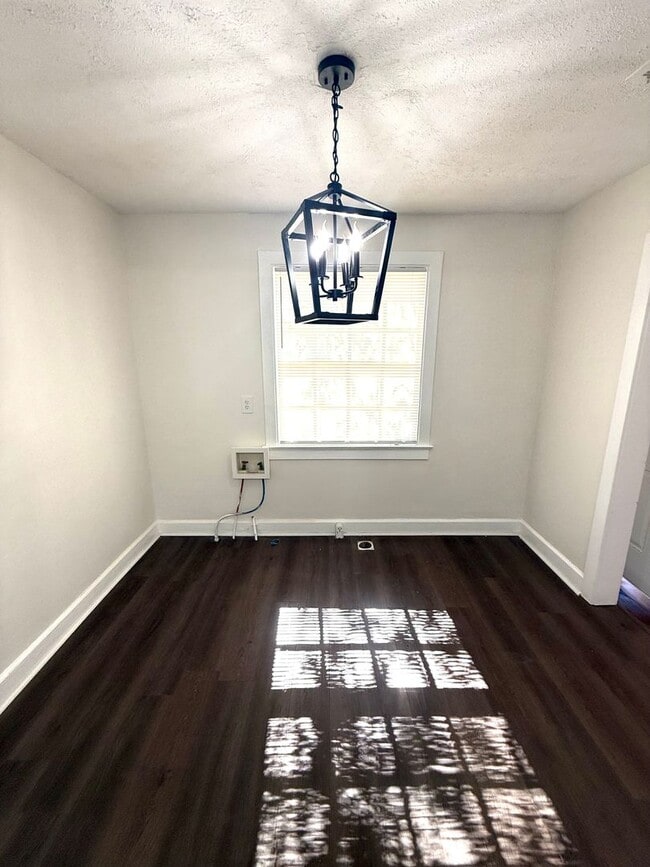 Building Photo - ** 2 bed 1 bath located in South Fairview ** Call 334-366-9198 to schedule a self tour