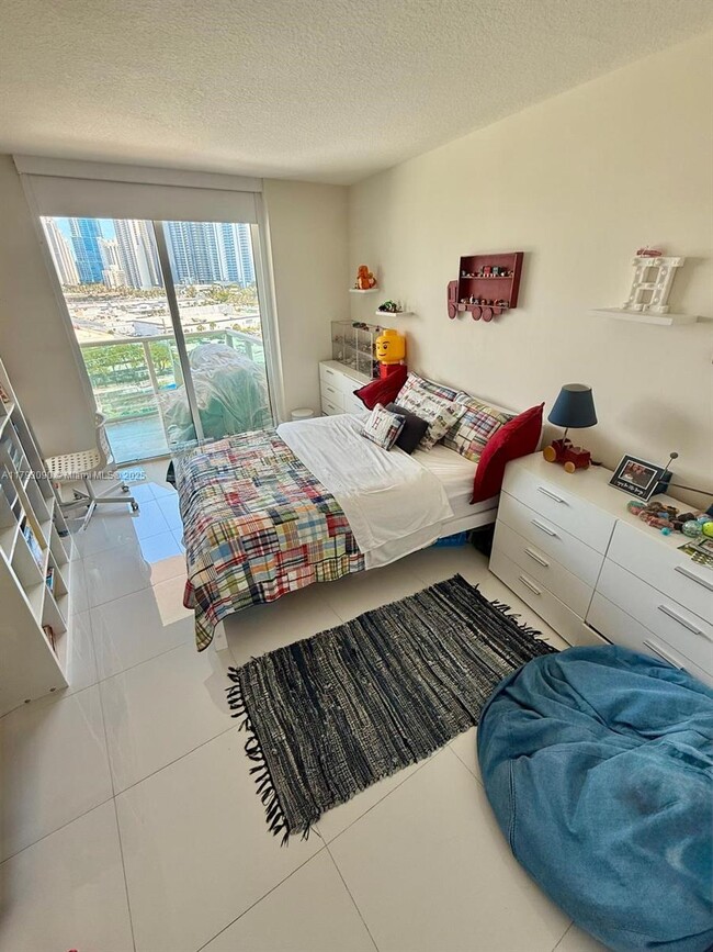 Foto del edificio - 250 Sunny Isles Blvd