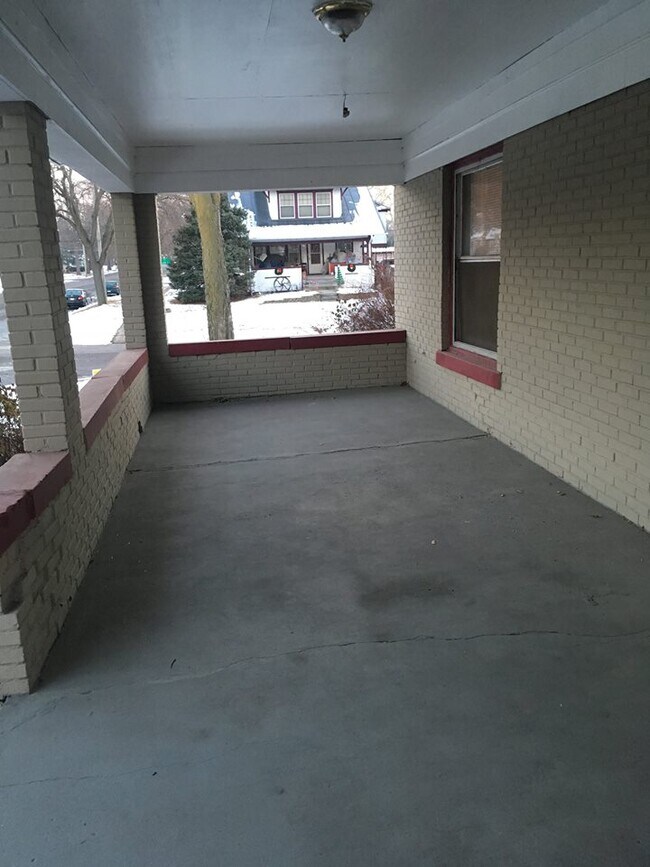 Porche delantero de 10x30 con piso de cemento. Mucho espacio para muebles de exterior, parrilla y para relajarse por la noche. - 1545 S 13th St