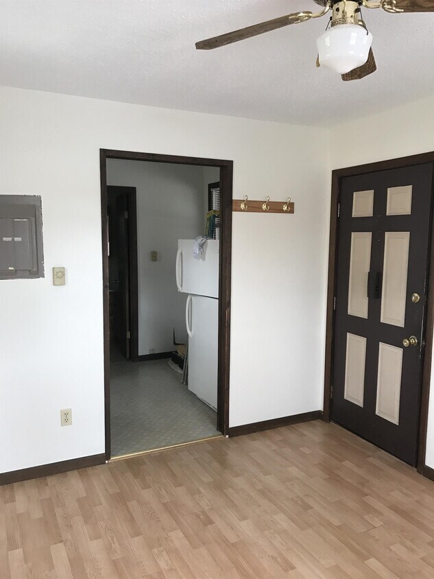 706 W 1st St Unit C, Dixon, IL 61021 Room for Rent in Dixon, IL