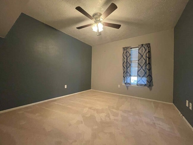 Building Photo - 447 El Toro Ln
