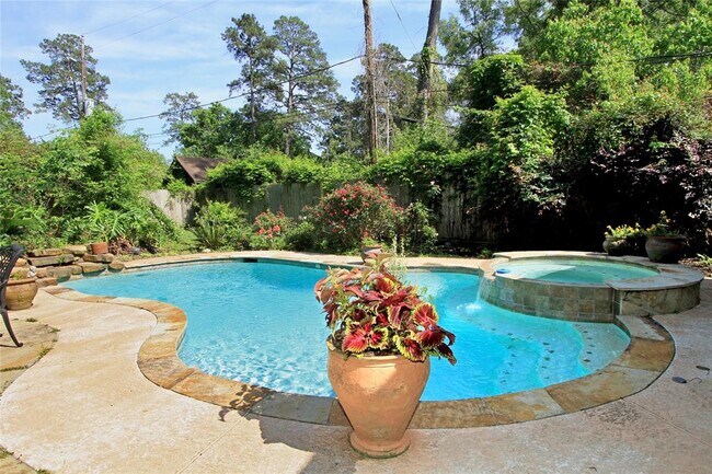 Foto del edificio - 222 Glencairn Ct