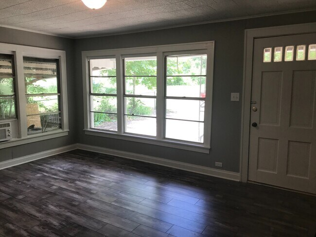 Foto del edificio - AVAILABLE NOW!