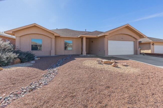 Foto del edificio - 3 Bed 2 Bath Home - In the Desirable Hermo...