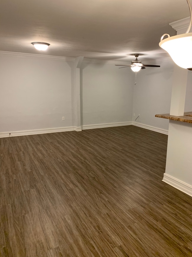 Building Photo - La Mediterranean