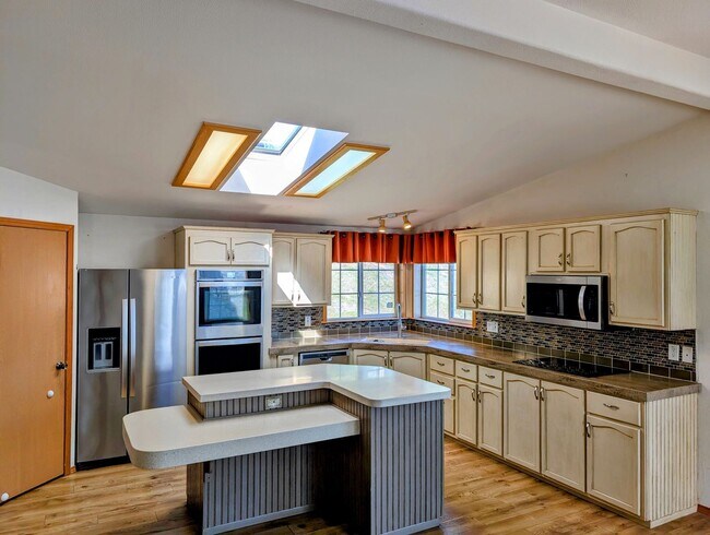 Foto del edificio - Beautiful 4-Bed, 2.5-Bath Home with Fenced Yard in Sunnyslope!