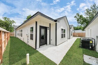 Building Photo - 701 E Canino Rd
