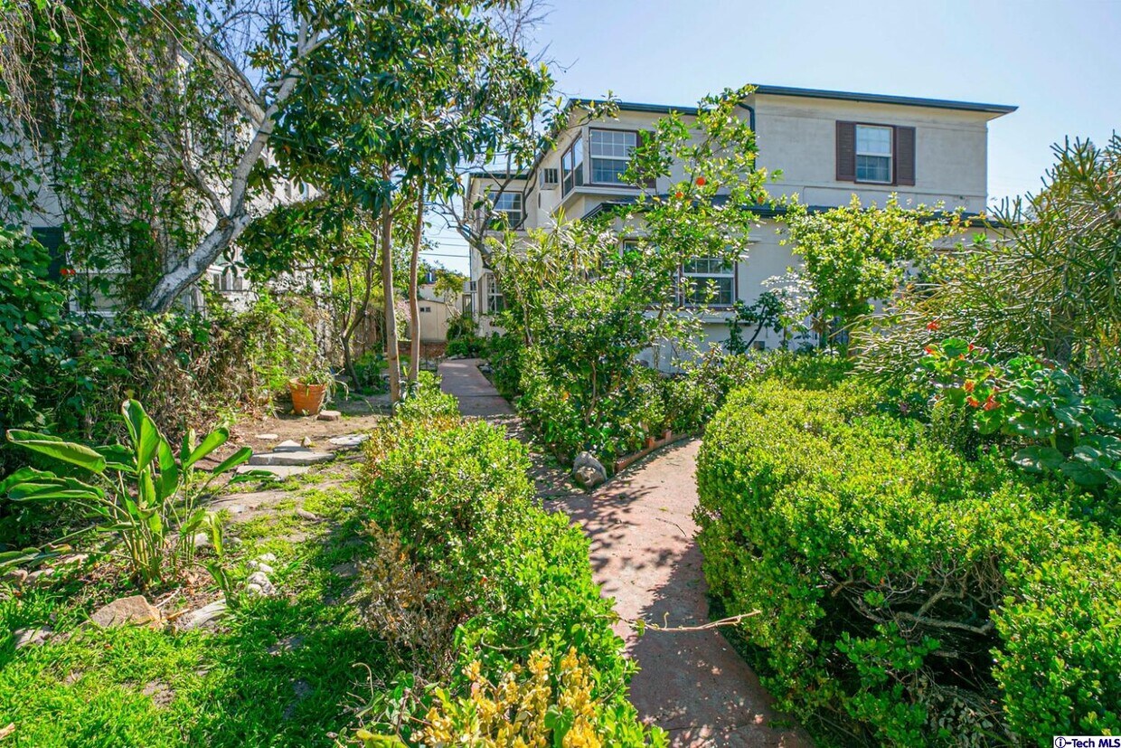 10528 Riverside Dr, Los Angeles, CA 91602 Condo for Rent in Los