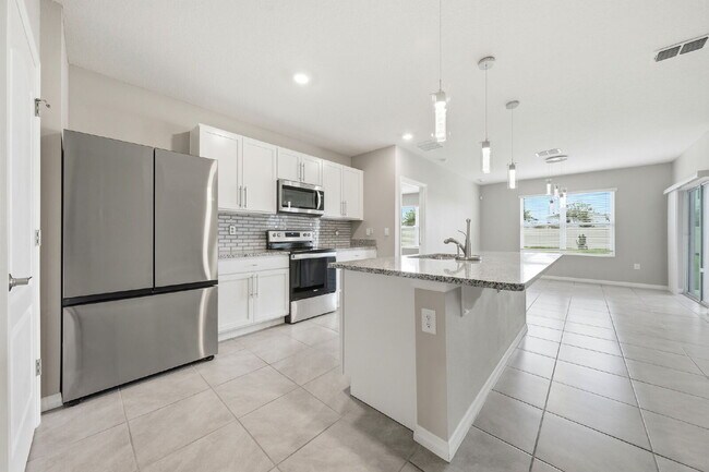 Foto del edificio - Three Bedroom, 2 Bathroom single family home with 2 Car Garage.