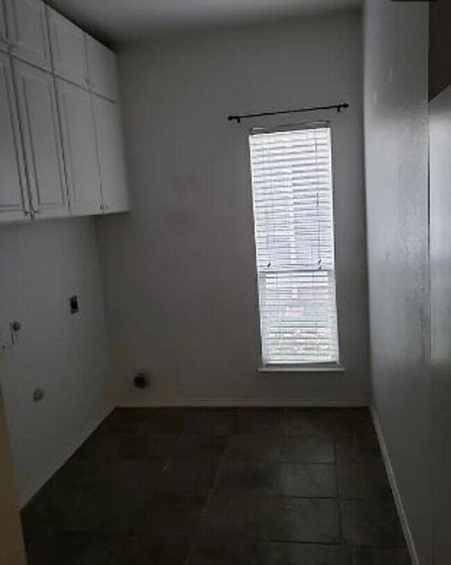 Building Photo - 9840 Meadow Rue Dr
