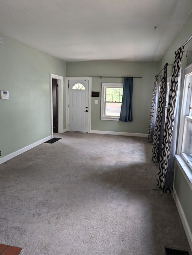 Building Photo - Garage! 2/3 bedroom home! Pet Friendly! Me...